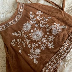 Embriodered crop top.